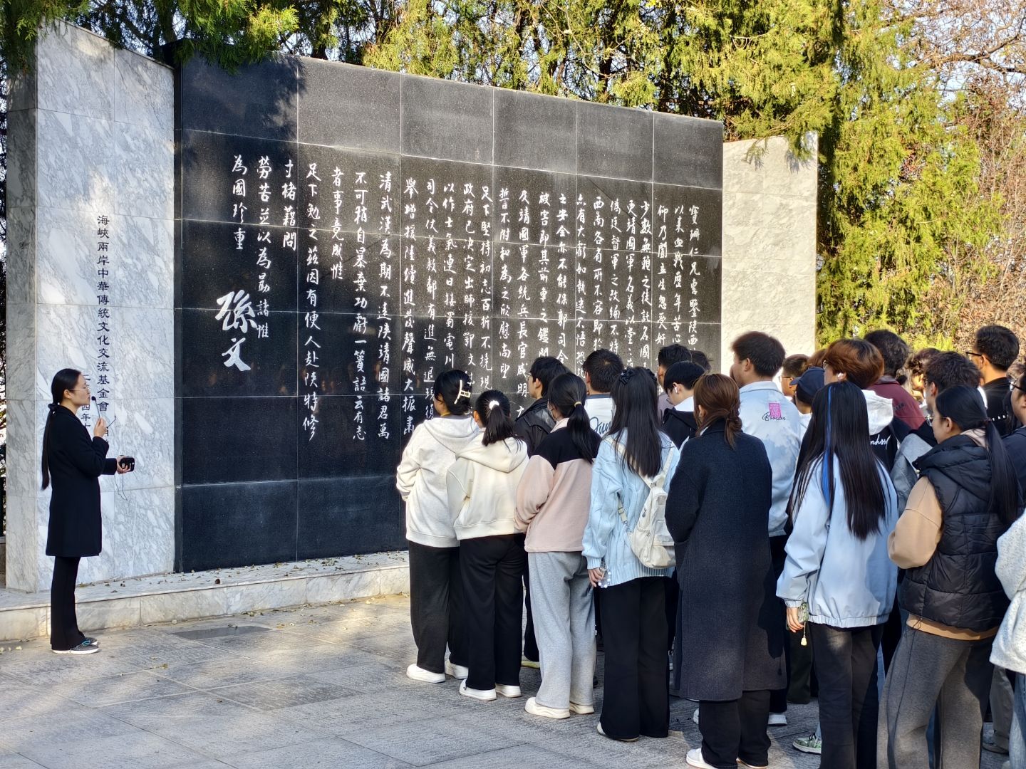 一群人站在人行道上AI 生成的内容可能不正确。